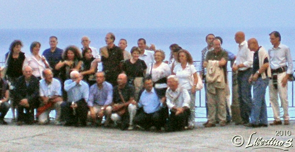Foto di gruppo di alcuni componeti de Meeting I. di Virologia, in visita a Tropea - foto Carmelitano