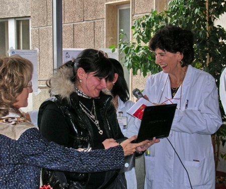 Il riconoscimento alla dottoressa Aurora Vallone, vedova di Poponio Rombolà, ex paziente oncologico - foto Barritta