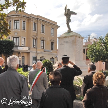 Le istituzioni sull'attenti hanno reso omaggio a chi è caduto in battaglia in nome della patria - foto Libertino