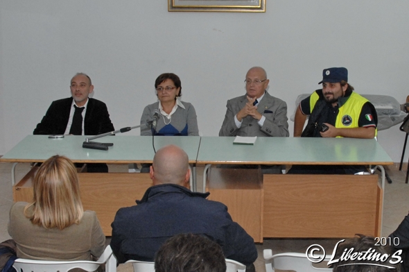 Il tavolo con i rappresentanti delle istituzioni durante la riunione presso palazzo Collareto - foto Libertino