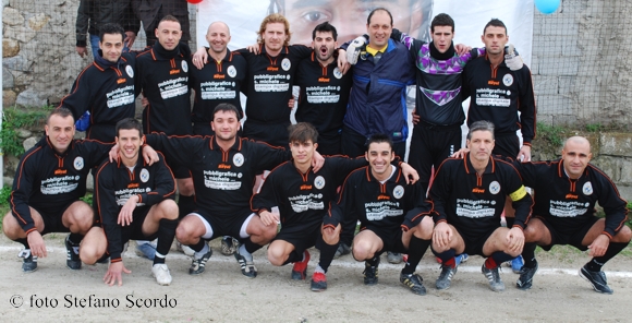 La squadra vincitrice del torneo il "Lucignolo" - foto Scordo