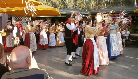 Lo spettacolo di benvenuto del gruppo folk tropeano “le Chiazzarole” - foto Mazzocca
