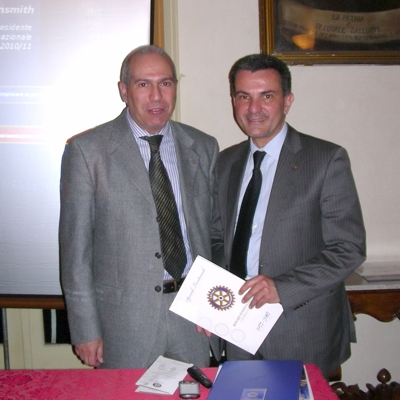 L’avvocato Campisi presidente del Rotary club di Tropea, l’avvocato Paratore della Commissione Distrettuale per la Rotary Foundation - foto Mazzocca