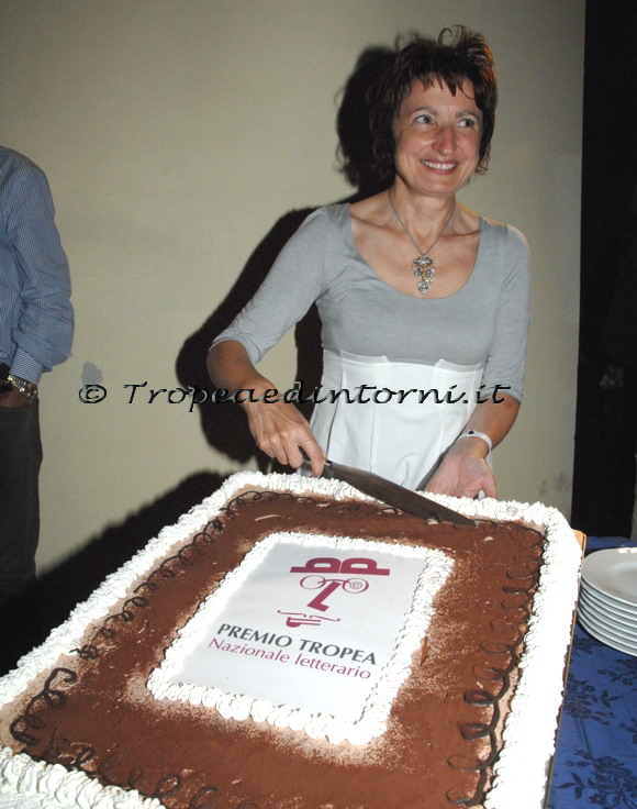 Donatella Di Pietantonio taglia la torta - foto Libertino