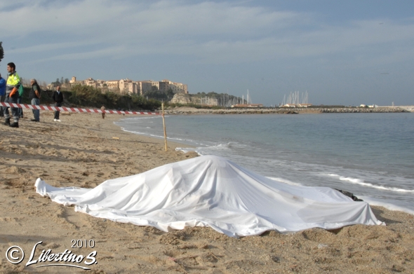 Il cadavere di La Rosa sulla spiaggia La Grazia - foto Libertino