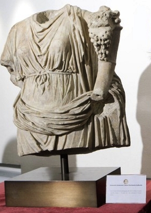 Il busto in marmo raffigurante una donna con cornucopia, del I o II secolo d.C