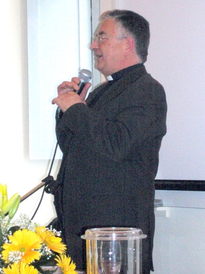 Il vescovo Luigi Renzo nella sala delle conferenze dell’Istituto di istruzione superiore di Tropea - foto Barritta