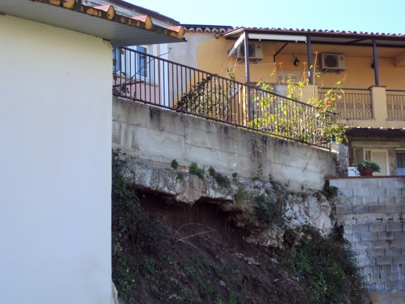 la Scuola per l’infanzia del Carmine, evidente l'erosione del terreno sottostante - foto Sorbilli