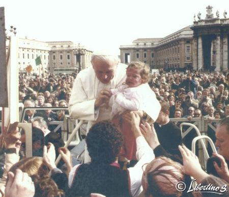  Marisa, la mascotte del gruppo in braccio al Papa Giovanni Paolo II in Piazza S.Pietro - foto Libertino