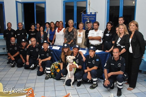 Il gruppo di Protezione Civile con alcuni componenti Club Inner Wheel di Tropea - foto Libertino
