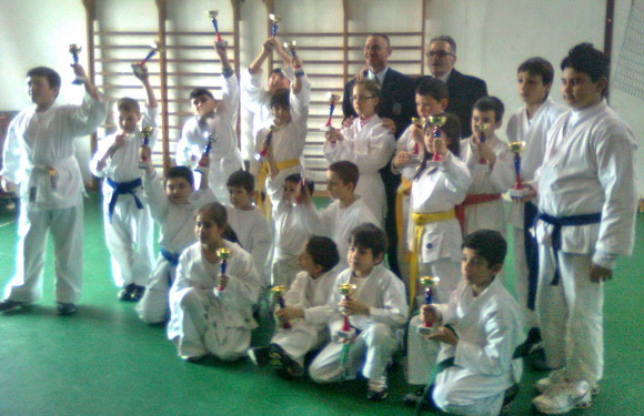 I ragazzi del “Tropheum karate Club” presso il palazzetto dello sport di Villa San Giovanni