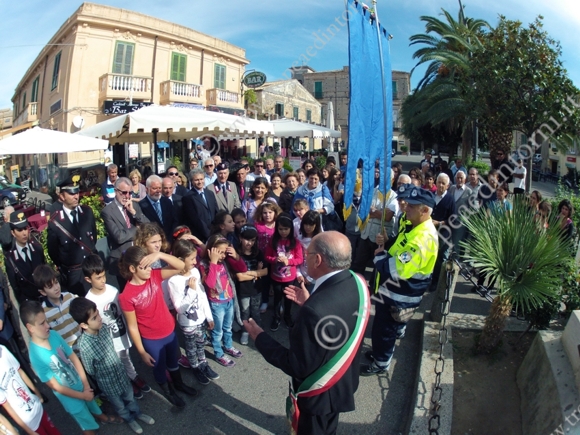 Le autorità in corteo hanno deposto una corona di alloro ai piedi del monumento dei Caduti - foto libertino