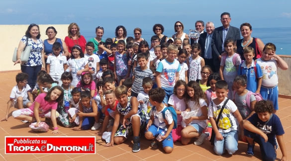 Alunni e dirigenti a Palazzo Sant'Anna - foto Sorbilli