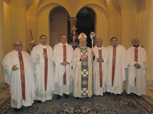 Gruppo di religiosi consacrati col Vescovo al termine della celebrazione.