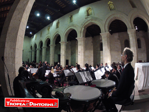 Il direttore Michele Santorsola con l'Orchestra del Conservatorio di Vibo Valentia - foto Libertino