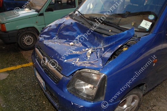 L'auto danneggiata - foto Libertino