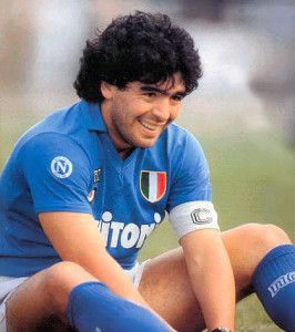 Diego Armando Maradona con la maglia del Napoli foto internet