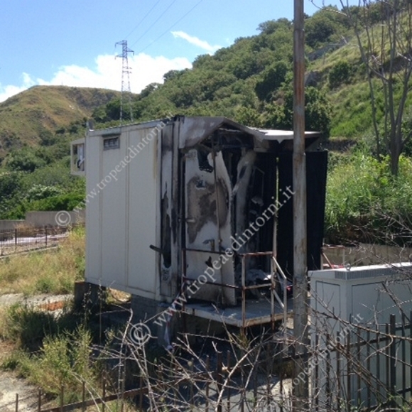 La cabina telefonica della  TELECOM incendiata foto Barritta