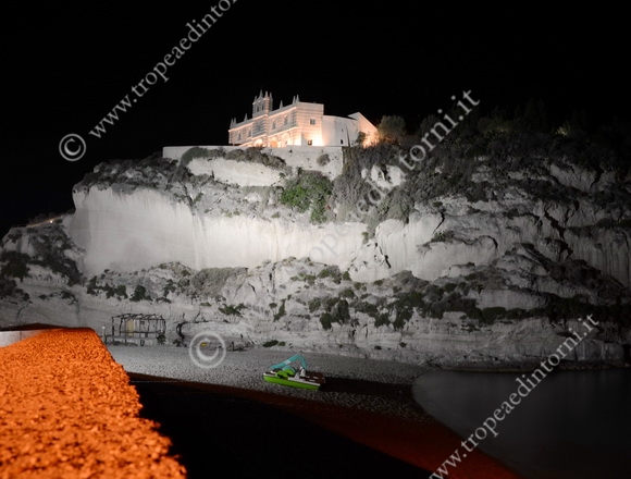 L'Isola di Tropea illuminata - foto Libertino