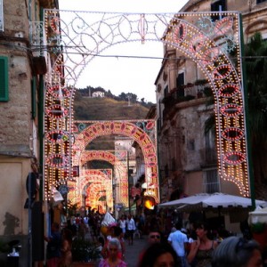 La tradizionale illuminazione nelle vie del paese- foto Carmelitano