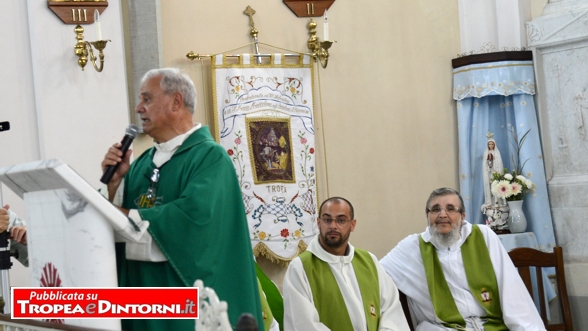 Solenne celebrazione con la quale il vescovo della diocesi, Mons. Luigi Renzo,  ha insediato il nuovo parroco dell'Immacolata, il redentorista P. Francesco La Ruffa - foto Stroe