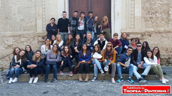 Passeggiata d’istruzione per i ragazzi del Liceo Classico di Tropea “Pasquale Galluppi”, guidato dalla dirigente Beatrice Lento