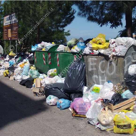 La spazzatura in Via Carmine a Tropea - foto Libertino