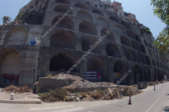 Tropea: spazzatura archi - foto Libertino