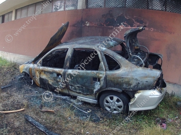 Auto incendiata in Viale Stazione - foto Libertino