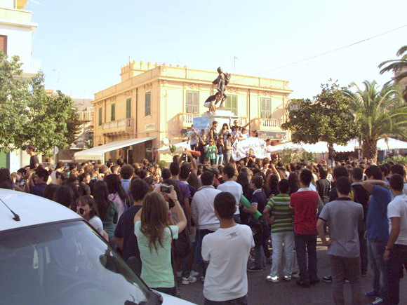 Gli studenti di Tropea manifestano in Piazza Vittorio Veneto -foto Sorbilli