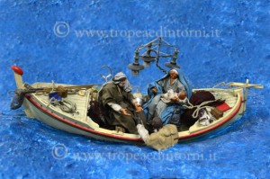 Il presepe di "Badolato" una barca in mezzo al mare che rappresenta la natività - foto Libertino