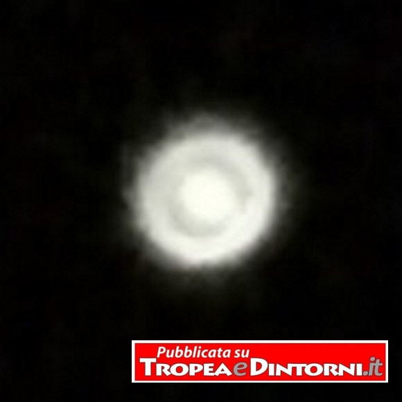 L'oggetto volante luminoso, di grandi dimensioni avvistato a Tropea