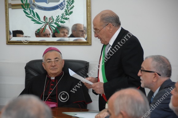 Il Sindaco Gaetano Vallone porge i saluti al Vescovo mons. Luigi Renzo - foto Libertino