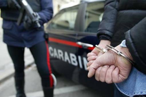 manette-arrestato-carabinieri_9940