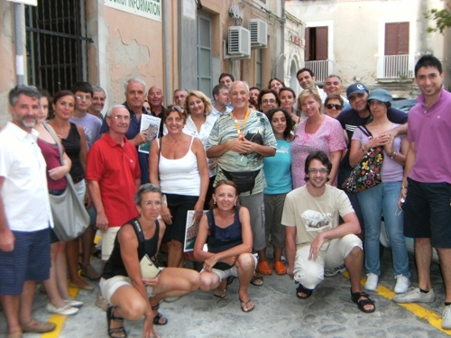 Passeggiate progettate, seguite e curate da Enzo Taccone (al centro), foto di gruppo davanti alla Pro Loco 